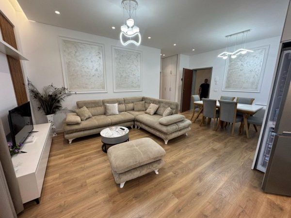 Tirane, jepet me qera apartament 1+1 , 70 m² 600 € (Beniamin kruta)