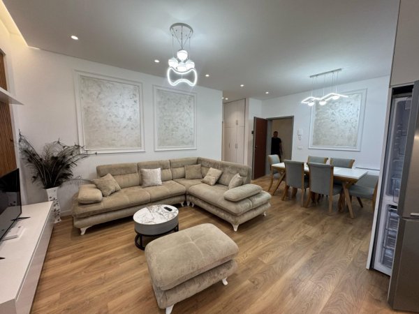 Tirane, jepet me qera apartament 1+1 , 70 m² 600 € (Beniamin kruta)