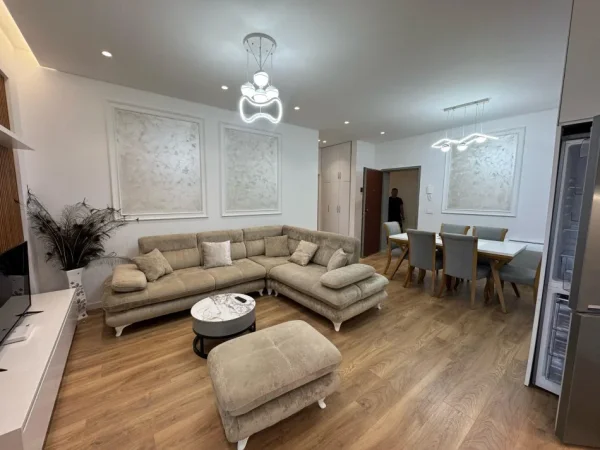 Tirane, jepet me qera apartament 1+1 , 70 m² 600 € (Beniamin kruta)