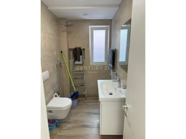 Tirane, jepet me qera ambjent biznesi Kati 1, 53 m² 600 € (RRUGA BARDHYL)