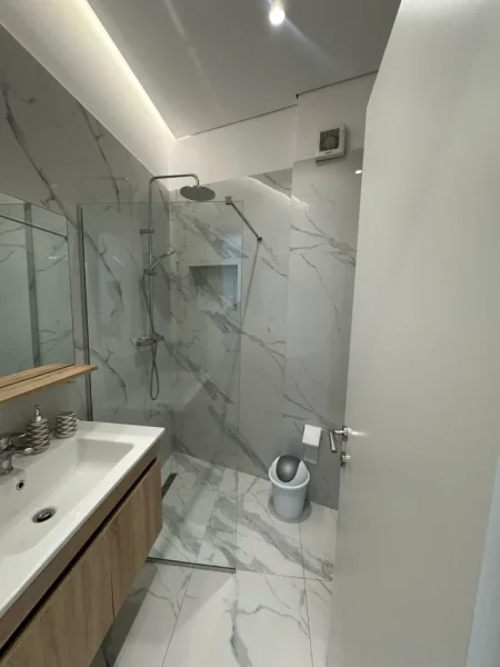 Tirane, jepet me qera apartament 1+1 , 70 m² 600 € (Beniamin kruta)