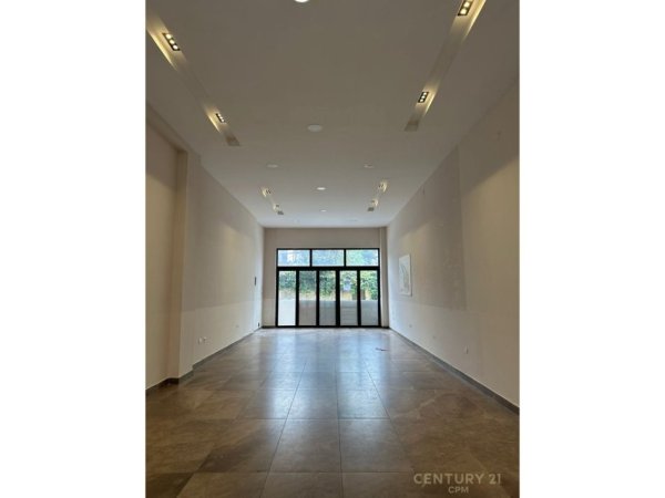 Tirane, jepet me qera ambjent biznesi Kati 2, 86 m² 900 € (Inxhinieria)