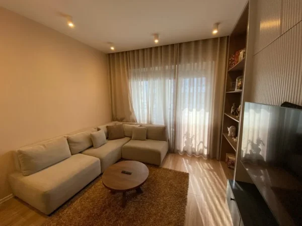 Tirane, jepet me qera apartament 2+1+Ballkon Kati 5, 100 m² 750 € (FUSHA AVIACIONIT)