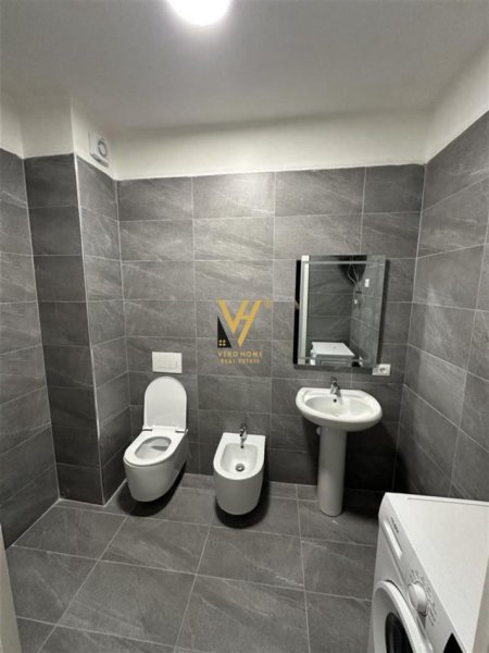 Tirane, jepet me qera apartament 1+1+Ballkon Kati 9, 65 m² 400 € (ASTIR)