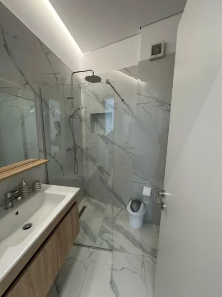 Tirane, jepet me qera apartament Kati 3, 70 m² 600 € (ish fusha e aviacionit)