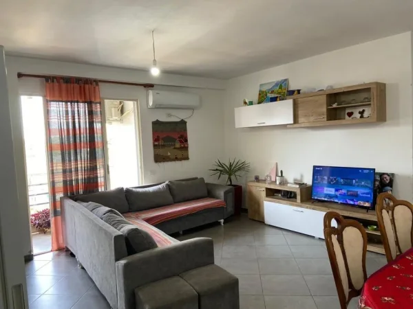 Tirane, jepet me qera apartament 2+1+Ballkon Kati 4, 90 m² 370 € (Poligrafiku)