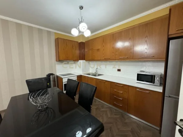 Tirane, jepet me qera apartament 2+1+Ballkon Kati 4, 112 m² 1.000 € (Liqeni i Thate)