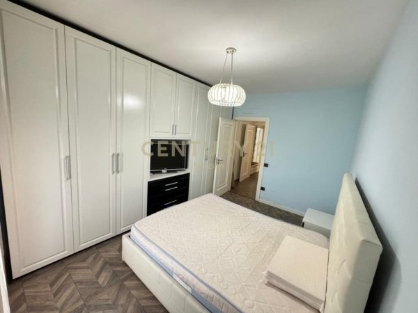 Tirane, jepet me qera apartament 2+1+Ballkon Kati 4, 112 m² 1.000 € (Liqeni i Thate)