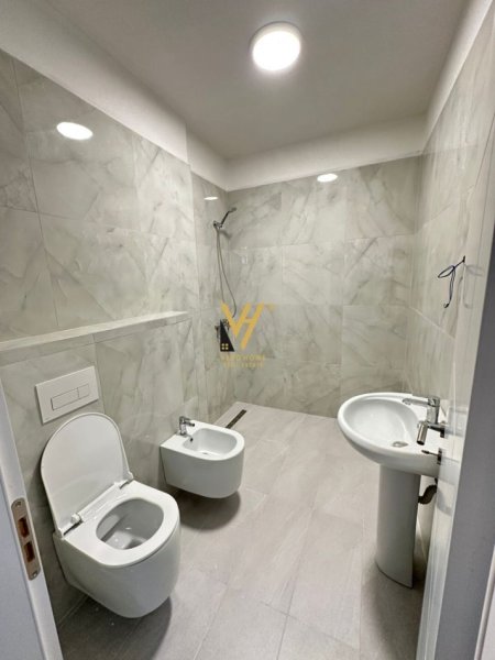Tirane, jepet me qera apartament 2+1+Ballkon Kati 2, 100 m² 600 € (ASTR)