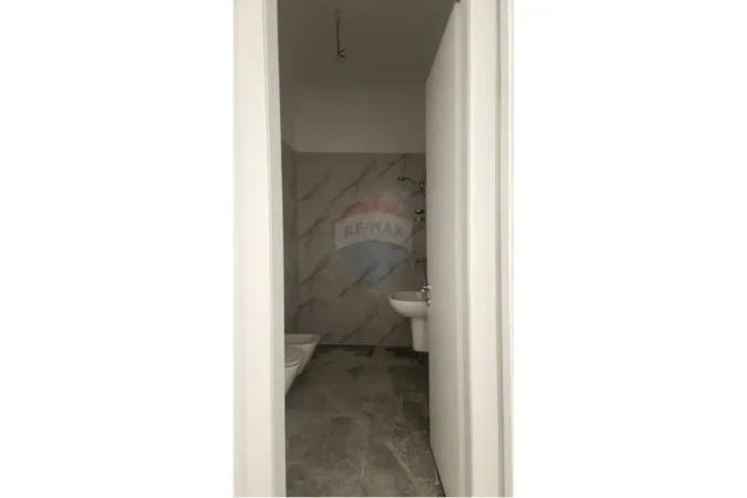 Tirane, jepet me qera apartament 1+1 , 75 m² 550 € (Kompleksi Delijorgj)