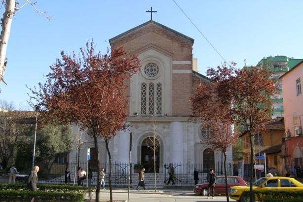 Tirane, jap me qera zyre Kati 2, 78 m² 800 € (rruga e kavajes, kisha katolike)