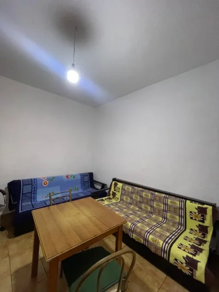 Tirane, jepet me qera shtepi 1+1 Kati 1, (Bulevardi i Ri)