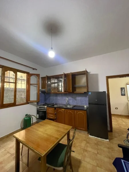 Tirane, jepet me qera shtepi 1+1 Kati 1, (Bulevardi i Ri)