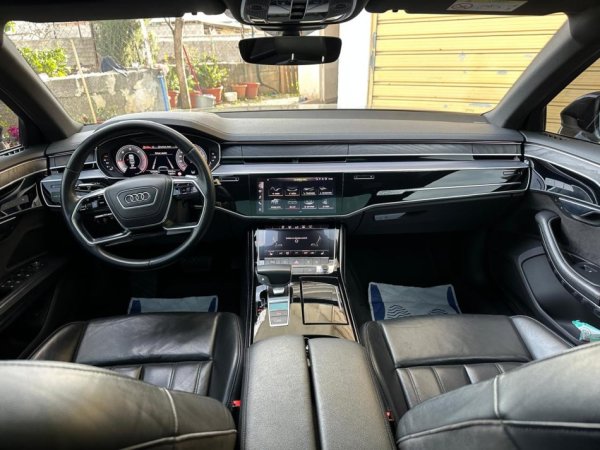 Tirane, shes makine Audi A8 Lungo Nafte, e zeze tiptronik Klima 180.000 km 65.000 €