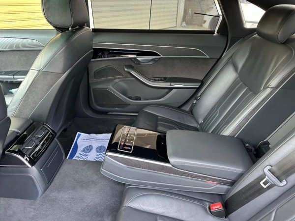 Tirane, shes makine Audi A8 Lungo Nafte, e zeze tiptronik Klima 180.000 km 65.000 €