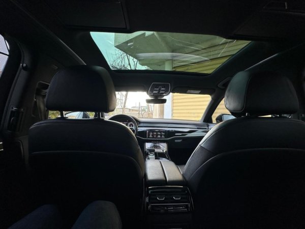 Tirane, shes makine Audi A8 Lungo Nafte, e zeze tiptronik Klima 180.000 km 65.000 €