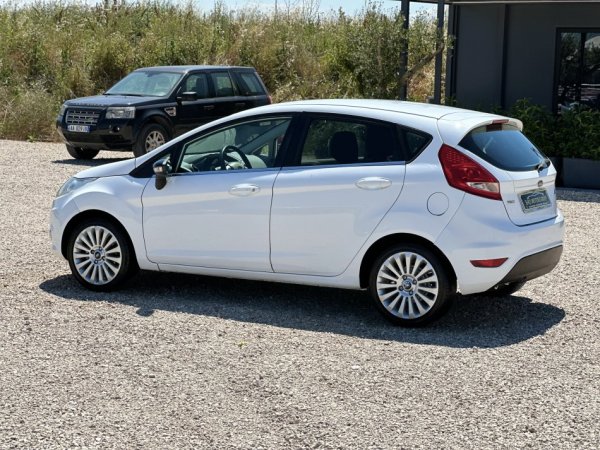 Durres, shitet makine Ford Fiesta Nafte, e bardhë manuale Klima