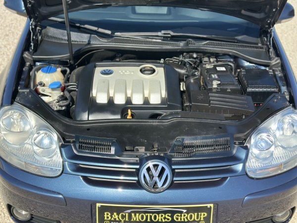 Durres, shitet makine VW GOLF V Nafte, gri e erret automatik Klima