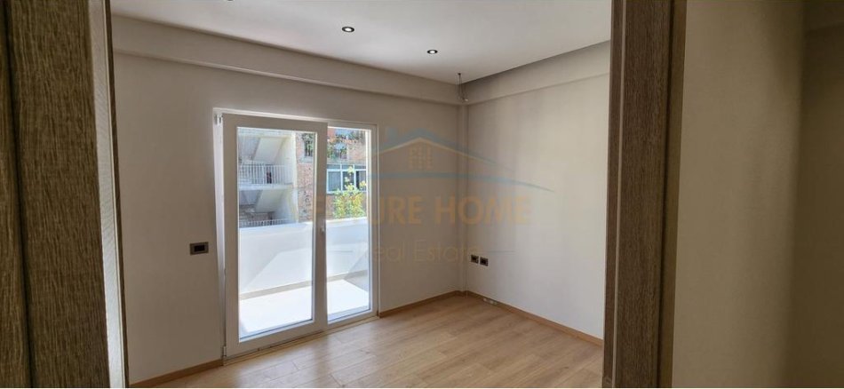 Tirane, jepet me qera ambjent biznesi Kati 3, 54 m² 550 € (Sheshi Willson)