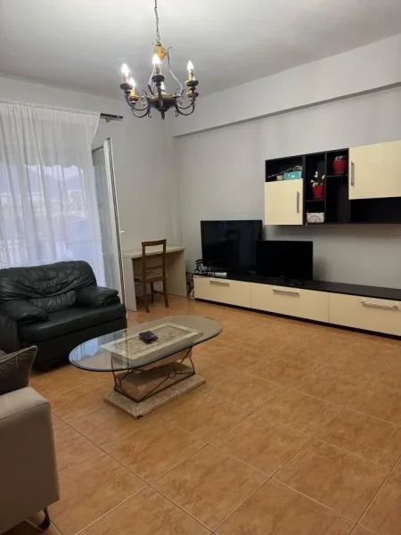 Tirane, jepet me qera apartament 1+1+Ballkon Kati 5, 61 m² 550 € (STACIONI TRENIT)