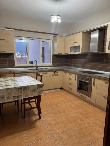 Tirane, jepet me qera apartament 1+1+Ballkon Kati 5, 61 m² 550 € (STACIONI TRENIT)