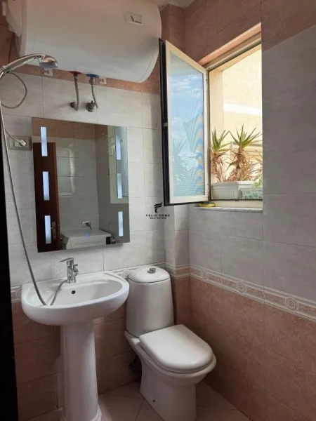 Tirane, jepet me qera apartament 1+1+Ballkon Kati 5, 61 m² 550 € (STACIONI TRENIT)