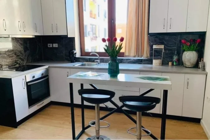 Tirane, jepet me qera apartament 1+1+Ballkon Kati 5, 70 m² 600 € (Kompleksi Delijorgji)