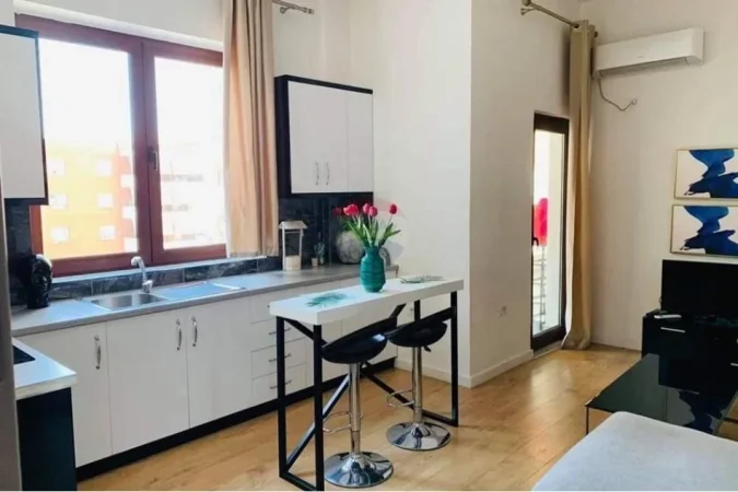 Tirane, jepet me qera apartament 1+1+Ballkon Kati 5, 70 m² 600 € (Kompleksi Delijorgji)