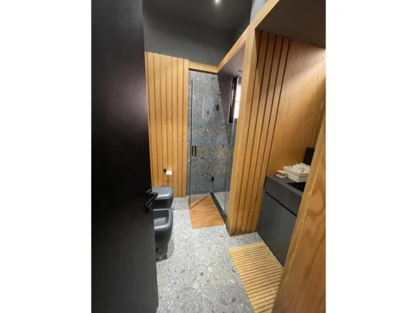 Tirane, jepet me qera apartament 1+1+Ballkon Kati 3, 75 m² 900 € (Liqeni i Thate)