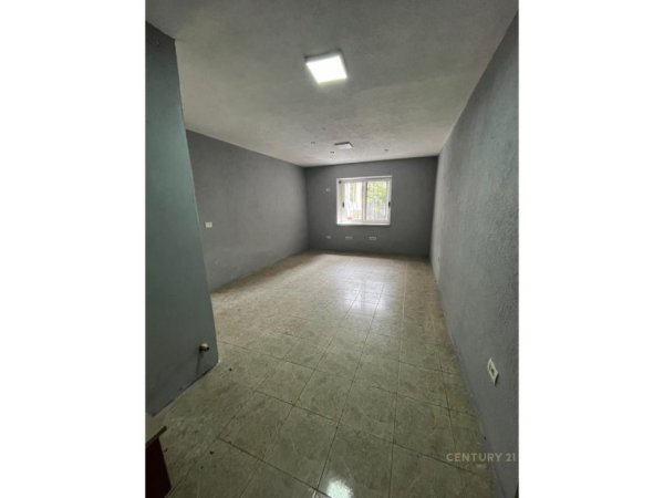 Tirane, jepet me qera ambjent biznesi Kati 0, 56 m² 500 € (Rruga e Elbasanit)