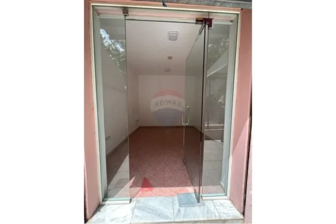 Tirane, jepet me qera dyqan Kati 0, 14 m² 160 € (Pjetër Budi)