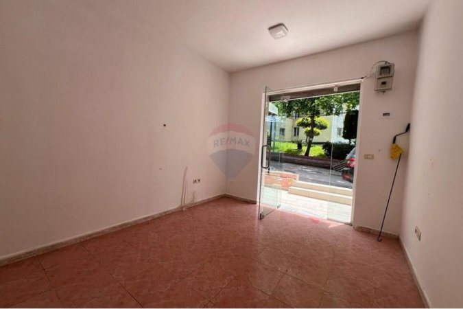 Tirane, jepet me qera dyqan Kati 0, 14 m² 160 € (Pjetër Budi)