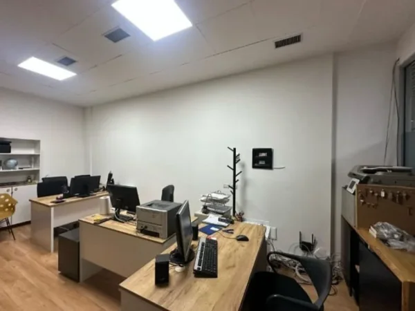 Tirane, jepet me qera zyre Kati 1, 56 m² 400 € (Rruga e kavajes)