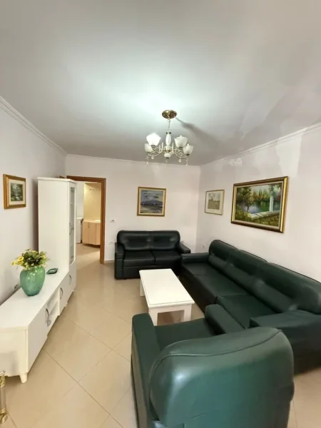 Tirane, jepet me qera apartament 1+1 Kati 3, 500 € (Blloku)