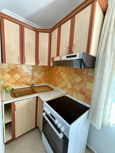 Tirane, jepet me qera apartament 1+1 Kati 3, 500 € (Blloku)