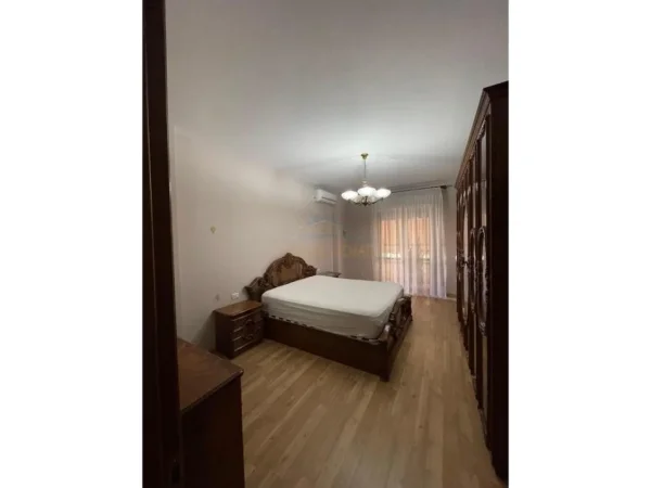 Tirane, jepet me qera apartament 2+1+Ballkon Kati 2, 124 m² 800 € (Komuna e Parisit, Tiranë)