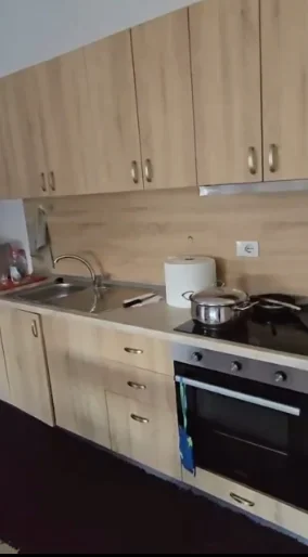 Tirane, jepet me qera apartament 2+1 Kati 2, 80 m² 480 € (JEPET ME QERA HYRJE 2+1 E PA MOBILUAR NE XHAMLLIK TEK FUNDI I RRUGES KONGRESI I MANASTIRIT)