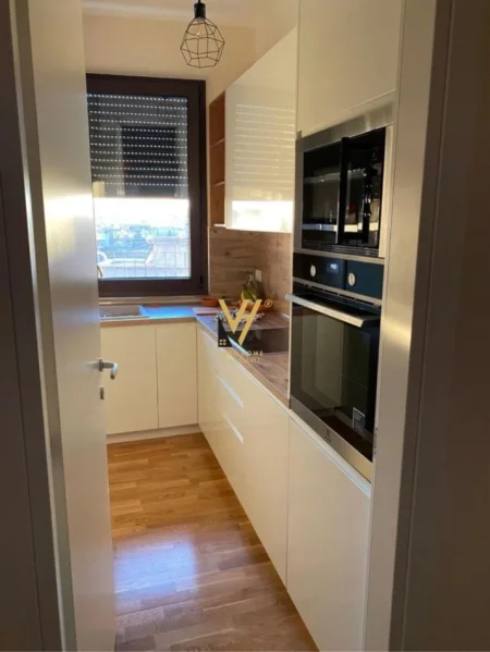 Tirane, jepet me qera apartament 1+1+Ballkon Kati 6, 115 m² 800 € (rruga e barrikadave)