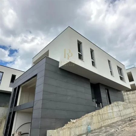 Tirane, shitet Vile 2+1+Ballkon Kati 2, 280 m² 580.000 € (Farke)