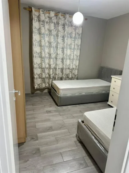 Tirane, jepet me qera apartament 2+1+Ballkon Kati 4, 75 m² 550 € (Ali Demi , Shkolla 1 Maj)