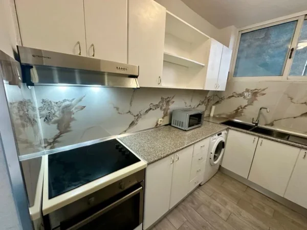 Tirane, jepet me qera apartament 2+1+Ballkon Kati 4, 75 m² 550 € (Ali Demi , Shkolla 1 Maj)