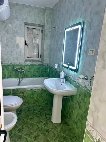 Tirane, jepet me qera apartament 2+1+Ballkon Kati 4, 75 m² 550 € (Ali Demi , Shkolla 1 Maj)