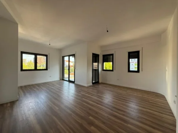 Tirane, jepet me qera zyre Kati 1, 98 m² 550 € (OAZIS)