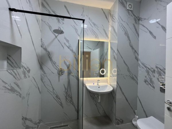 jepet me qera 2+1+Ballkon , 100 m² Fusha Aviacionit.700 €/muaj