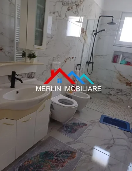 Diber, shitet Vile  2 kateshe, me 300 m²ndertim, dhe  1250m2 truall 450.000 € ( MAQELLARE,DIBER)