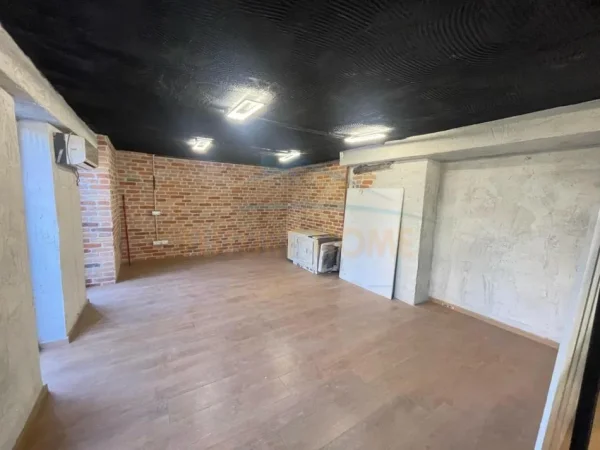 Tirane, jepet me qera zyre Kati 0, 67 m² 800 € (RRUGA SHYQYRI BERXULLI TREGU CAM)