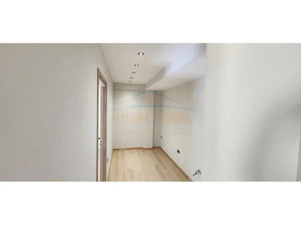 Tirane, jepet me qera zyre Kati 4, 55 m² 550 € (Sheshi Willson)