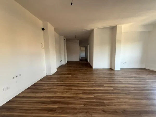 Tirane, jepet me qera zyre Kati 1, 112 m² 550 € (Unaza e Re)