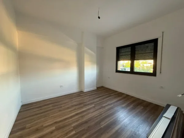 Tirane, jepet me qera zyre Kati 1, 112 m² 550 € (Unaza e Re)