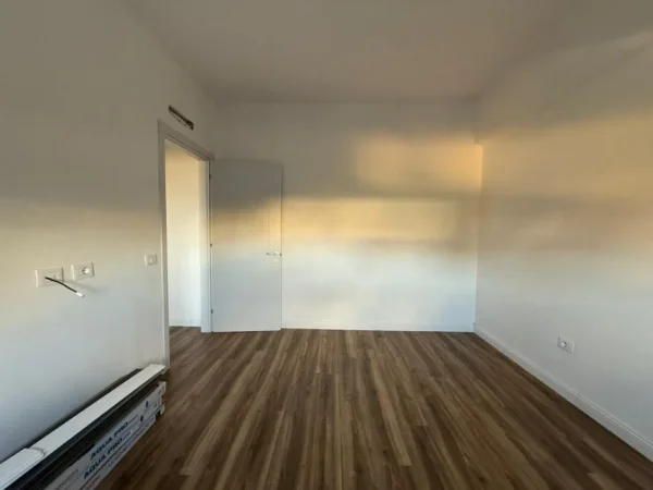 Tirane, jepet me qera zyre Kati 1, 112 m² 550 € (Unaza e Re)